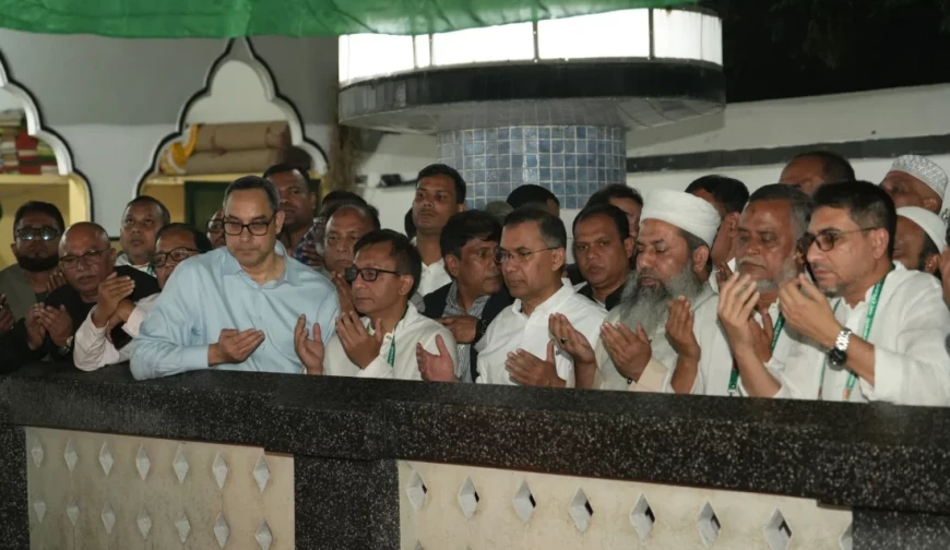 সিলেটে পৌঁছেই হযরত শাহজালাল (র.) মাজারে তারেক রহমান জিয়ারত করছেন